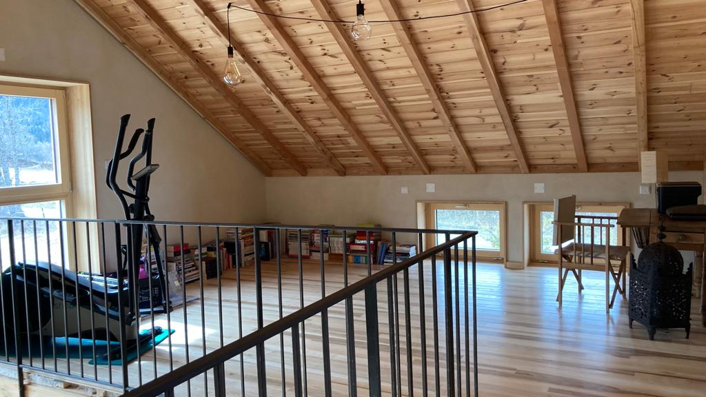 Maison ossature bois paille, finitions enduits terre sur fermacell