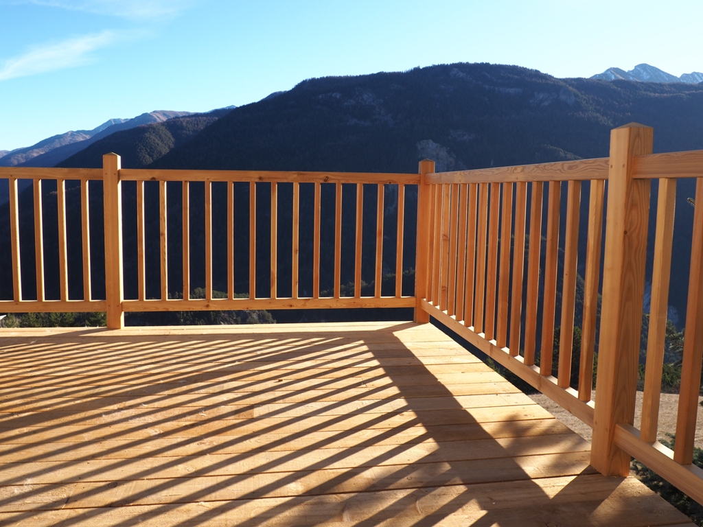 Isolation extérieure et terrasse bois à Arvieux