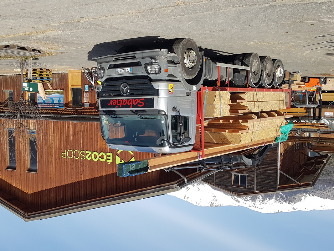Les camion de transports des murs préfabriqué, de la chapente.