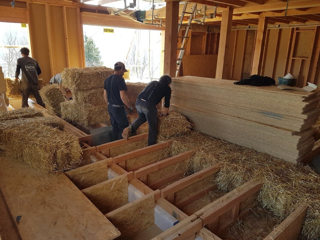 Dalle bois paille isolé en paille