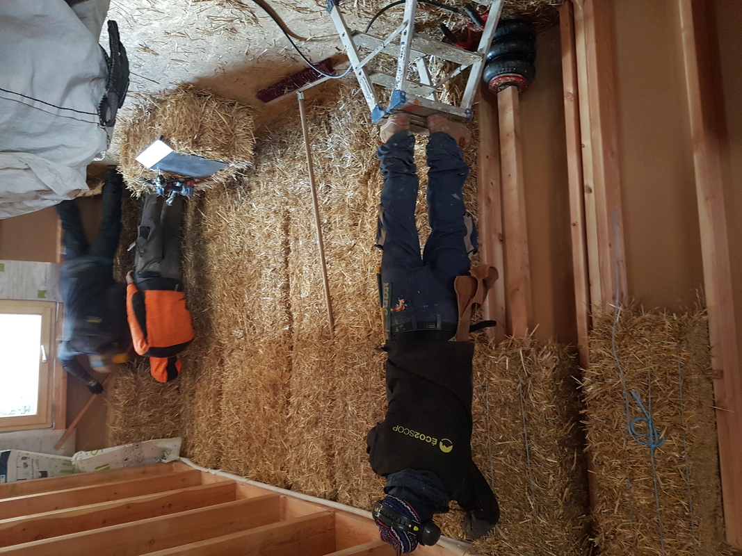isolation des murs en paille sur le chantier