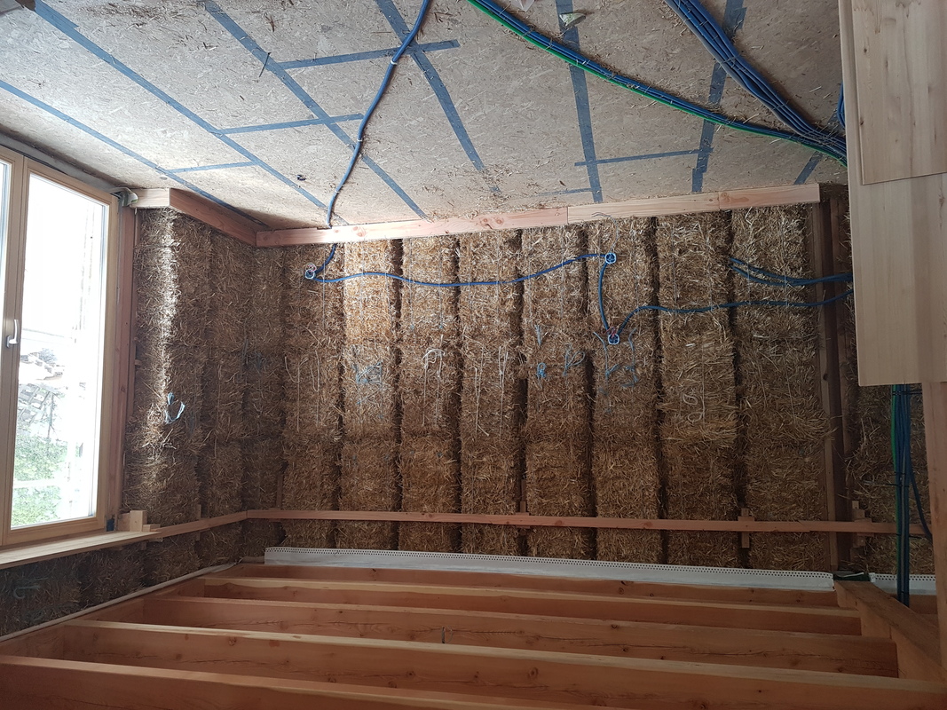 mur paille avec les gainnes electrique en place pret pour les enduits