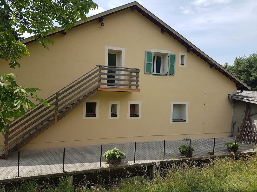 isolation extérieur et enduits chaux. modenature simple autour des menuiseries