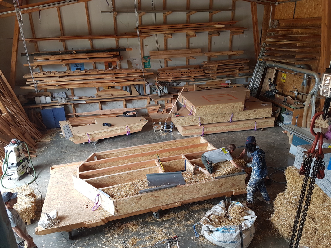 Préfabrication des murs pignons en ossature bois paille en caisson