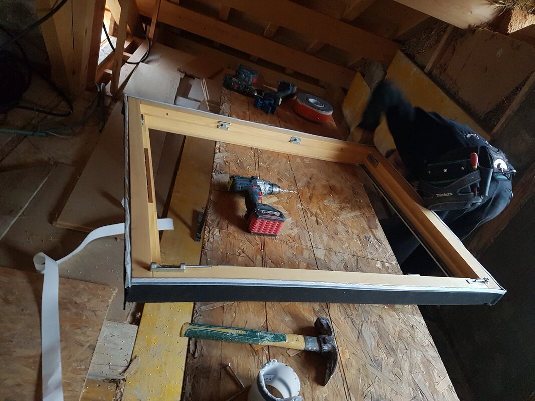 Preparation de la pose d'une menuiserie bois. Pose d'une mousse de calfeutrage.