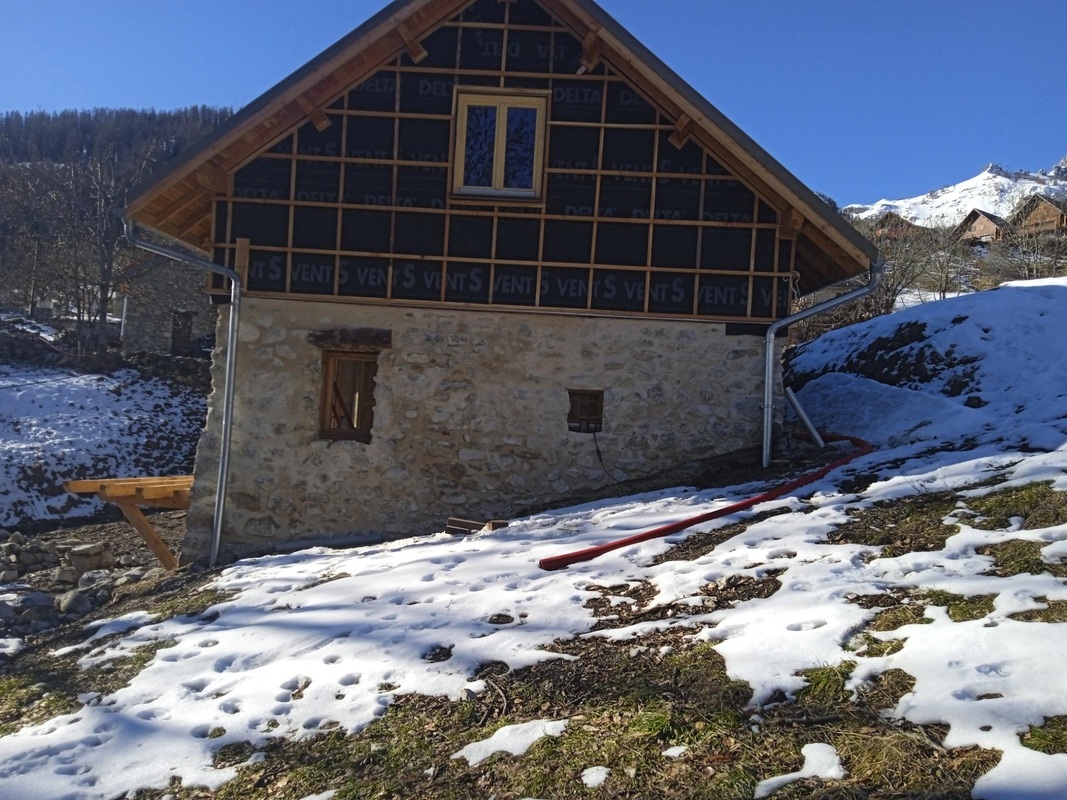 Toiture paille sur bâtie ancien.