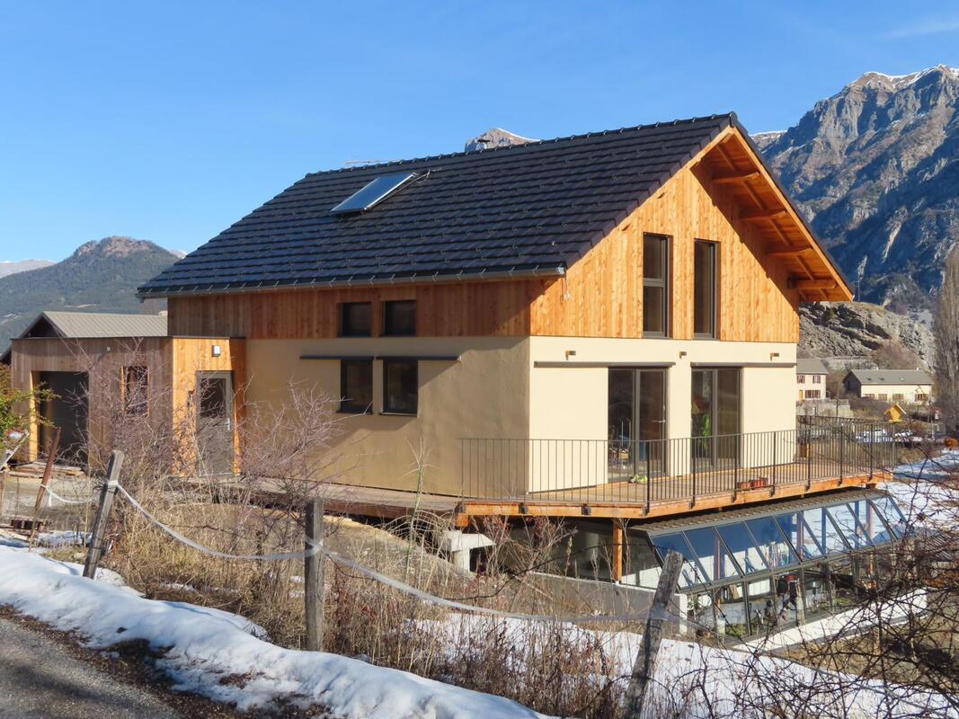 Ossature Bois et paille avec sa toiture en tuile de terre cuite. chantier fini