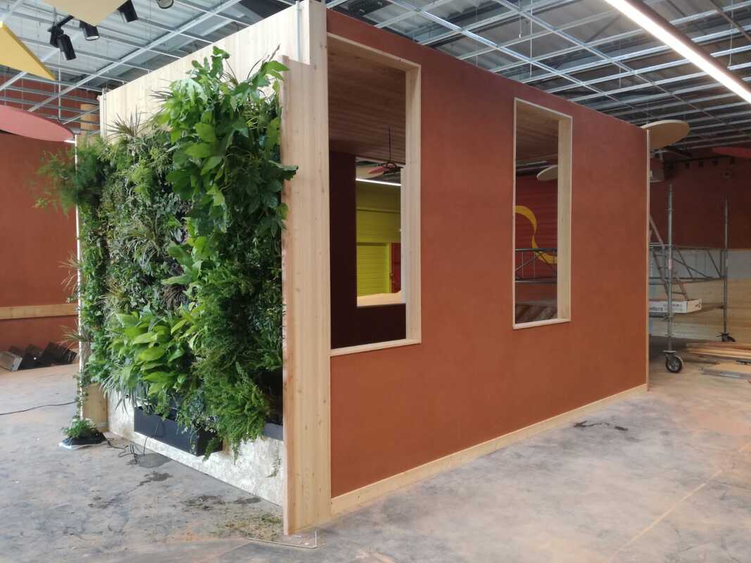 Enduits terre en finition sur les aménagement de la Biocoop d'Embrun, la graine de lin