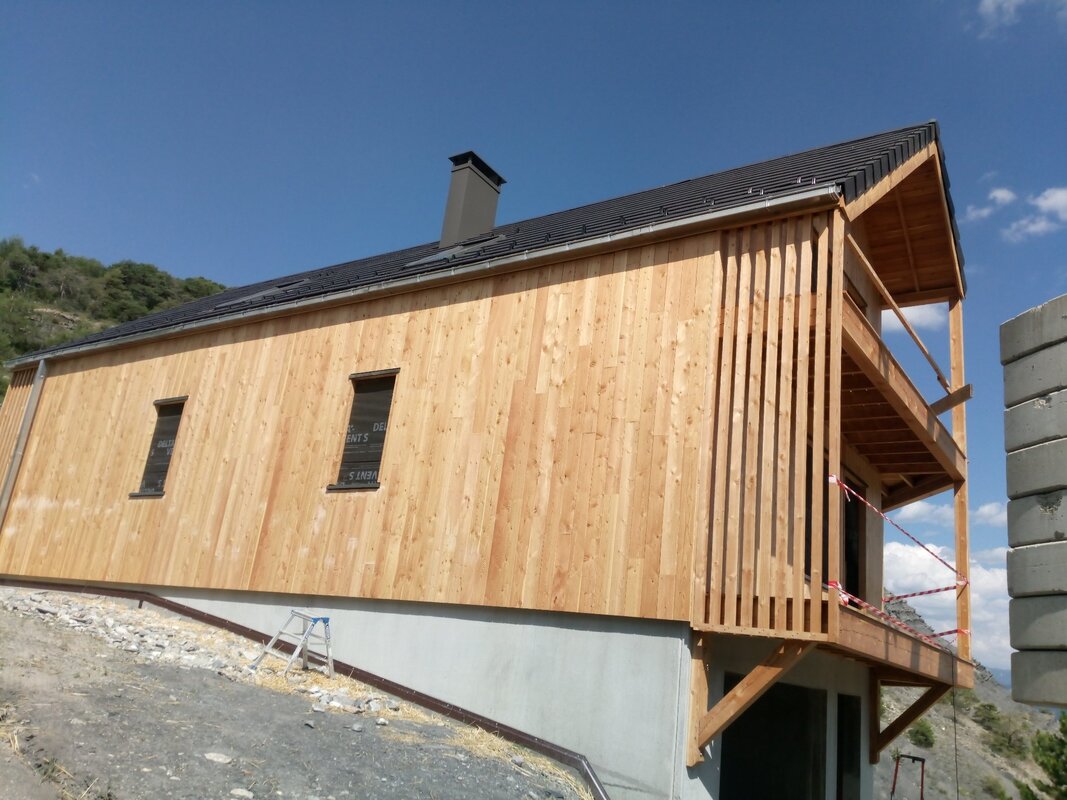 bardage mélèze verticale sur ossature bois paille