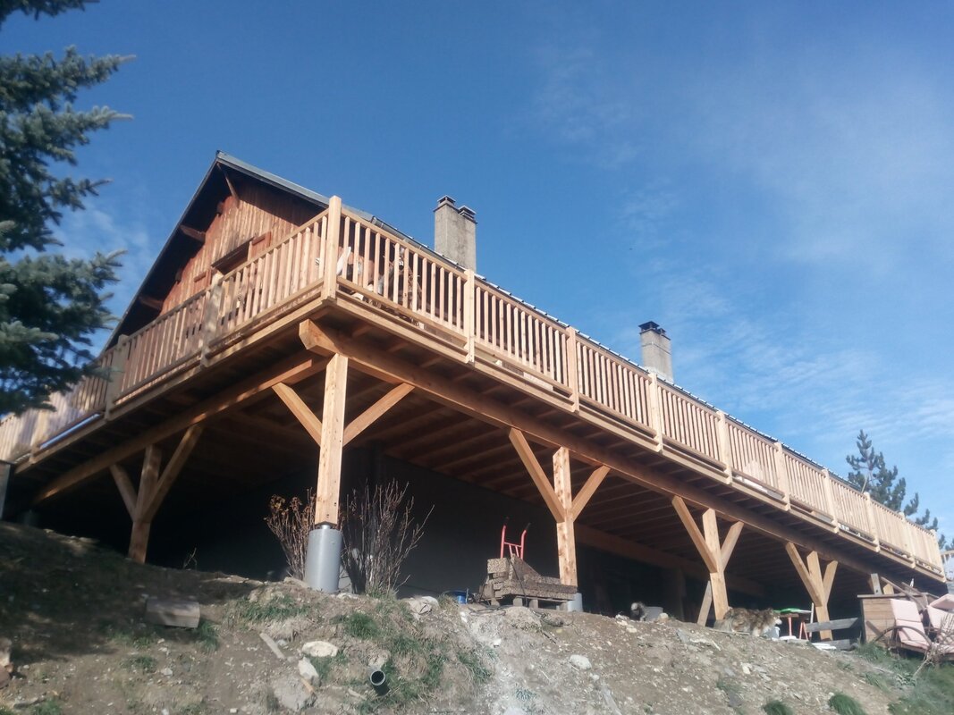 Création d'une terrasse en mélèze du queyras, garde corps mélèze. lors d'une isolation extérieur