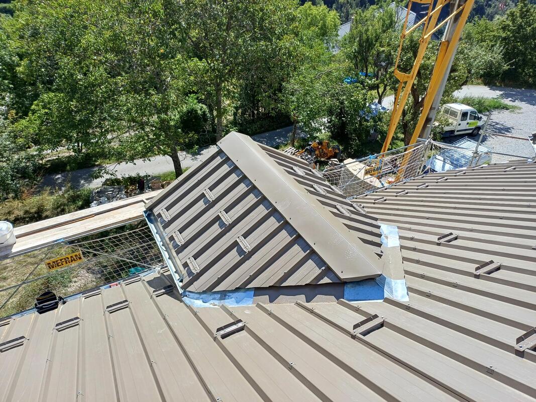 Couverture bac acier sur maison ossature bois paille et toiture paille.