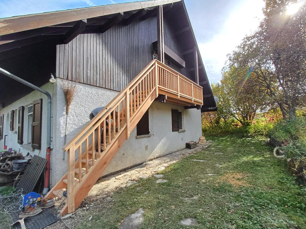 Rénovation d'un balcon et de son escalier d'accès. garde corps en mélèze