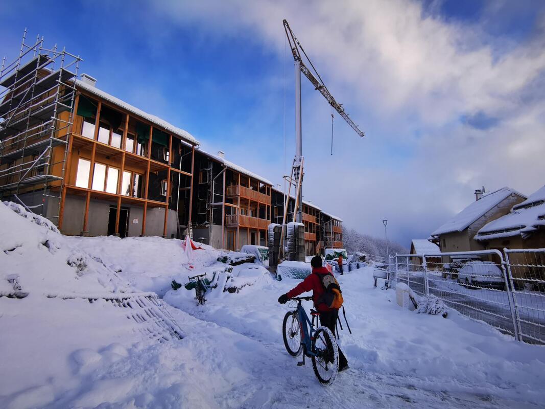 arrivé au chantier sous la neige, les quatres maisons ossatures bois et paille sont protégé, les toitures et les fenêtressont en place.