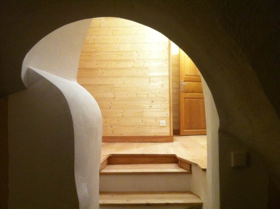 voute sarrazine en renovation. Passage d'une voute en pierre.