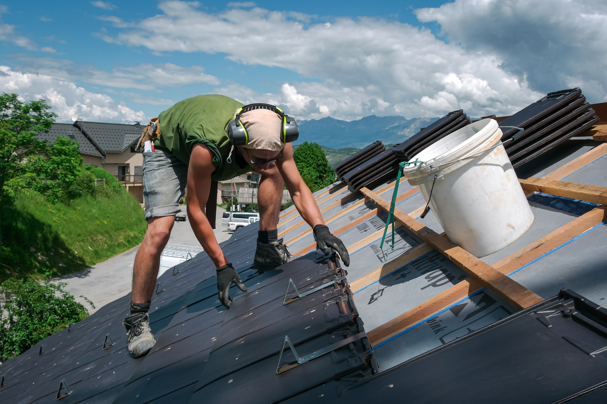 Pose de tuile sur ossature bois et paille . Photo Claire B 