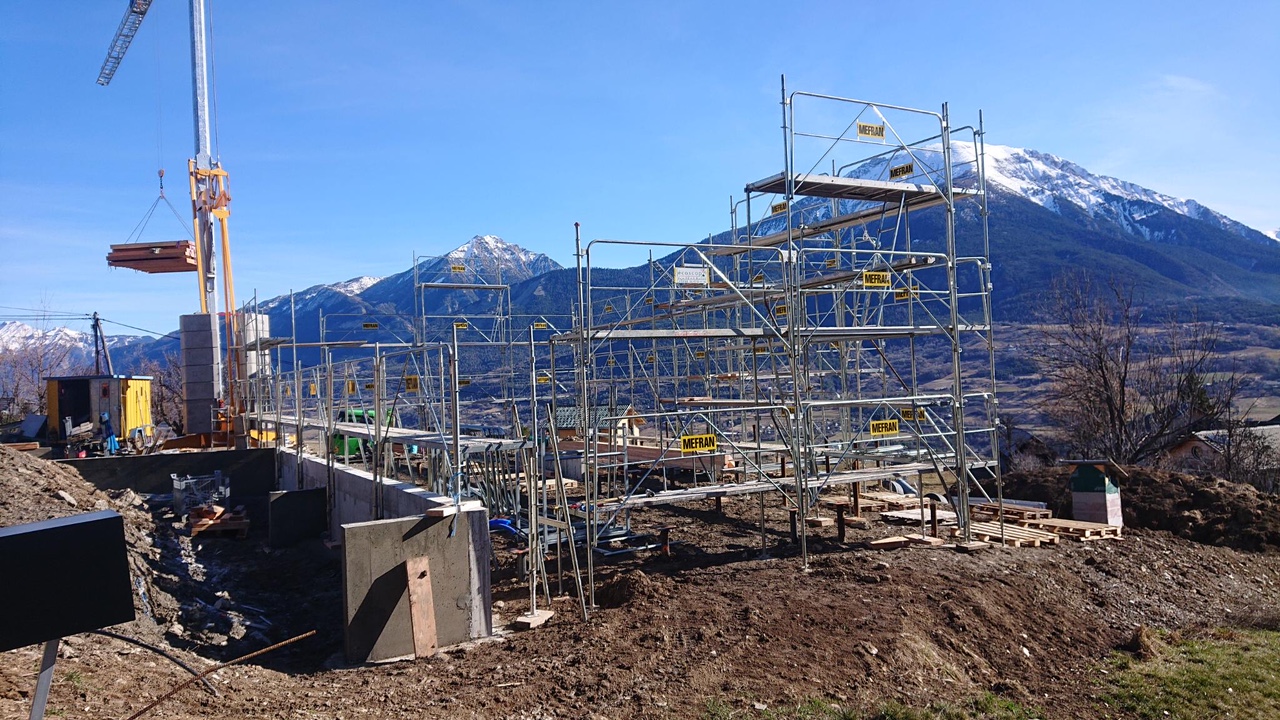 Installation des échaffaudages en prévision du montage des murs