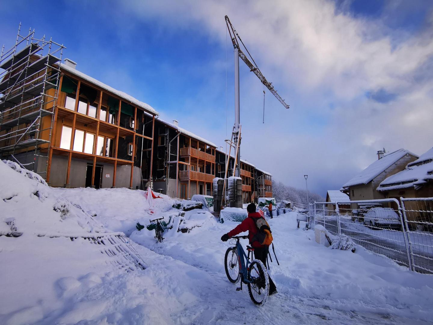 arrivé au chantier sous la neige, les quatres maisons ossatures bois et paille sont protégé, les toitures et les fenêtressont en place.