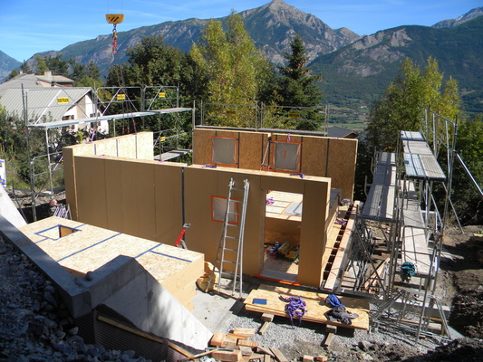 Montage des murs bois paille préfabriqué