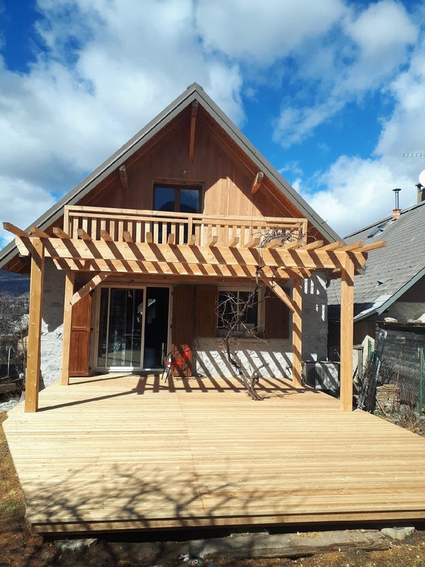 Balcon et prolongement en pergola sur terrasse bois
