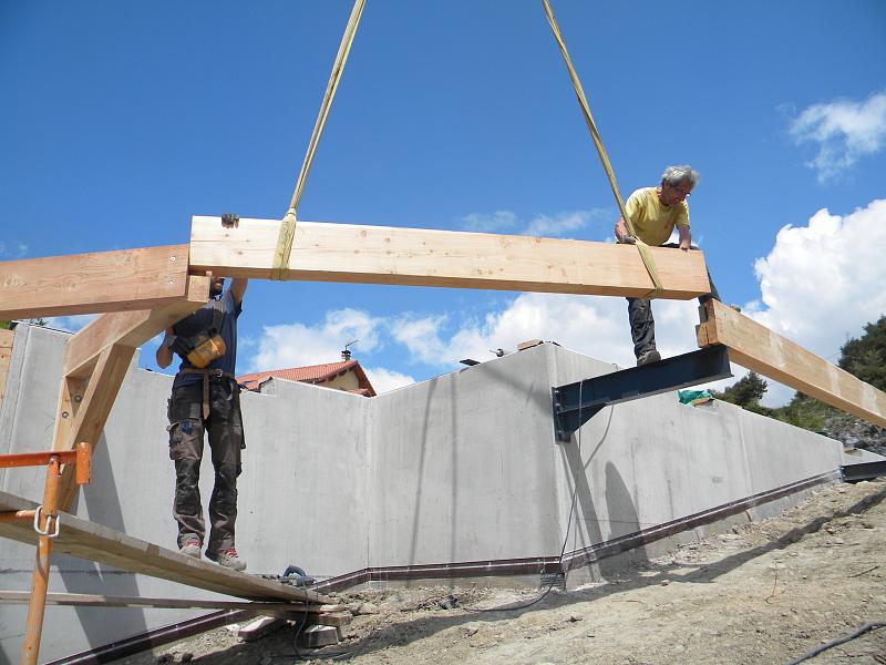 Pier et Robin posent la structure d'une terrasse a Chorges