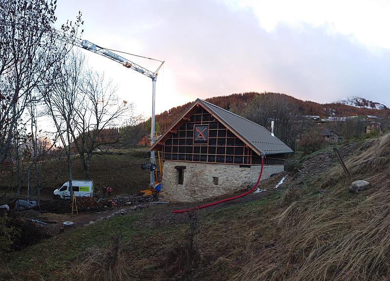 La rénovation, avec réhausse en ossature bois, charpente mélèze et toiture paille