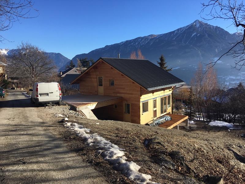 maison paille avec son bardage en mélèze du Queyras