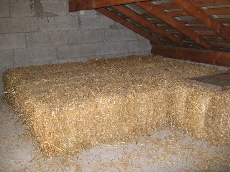 mise en place des bottes de paille sur dalle