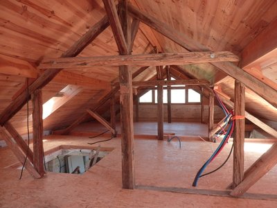 Amenagement intérieur complet sous une toiture paille